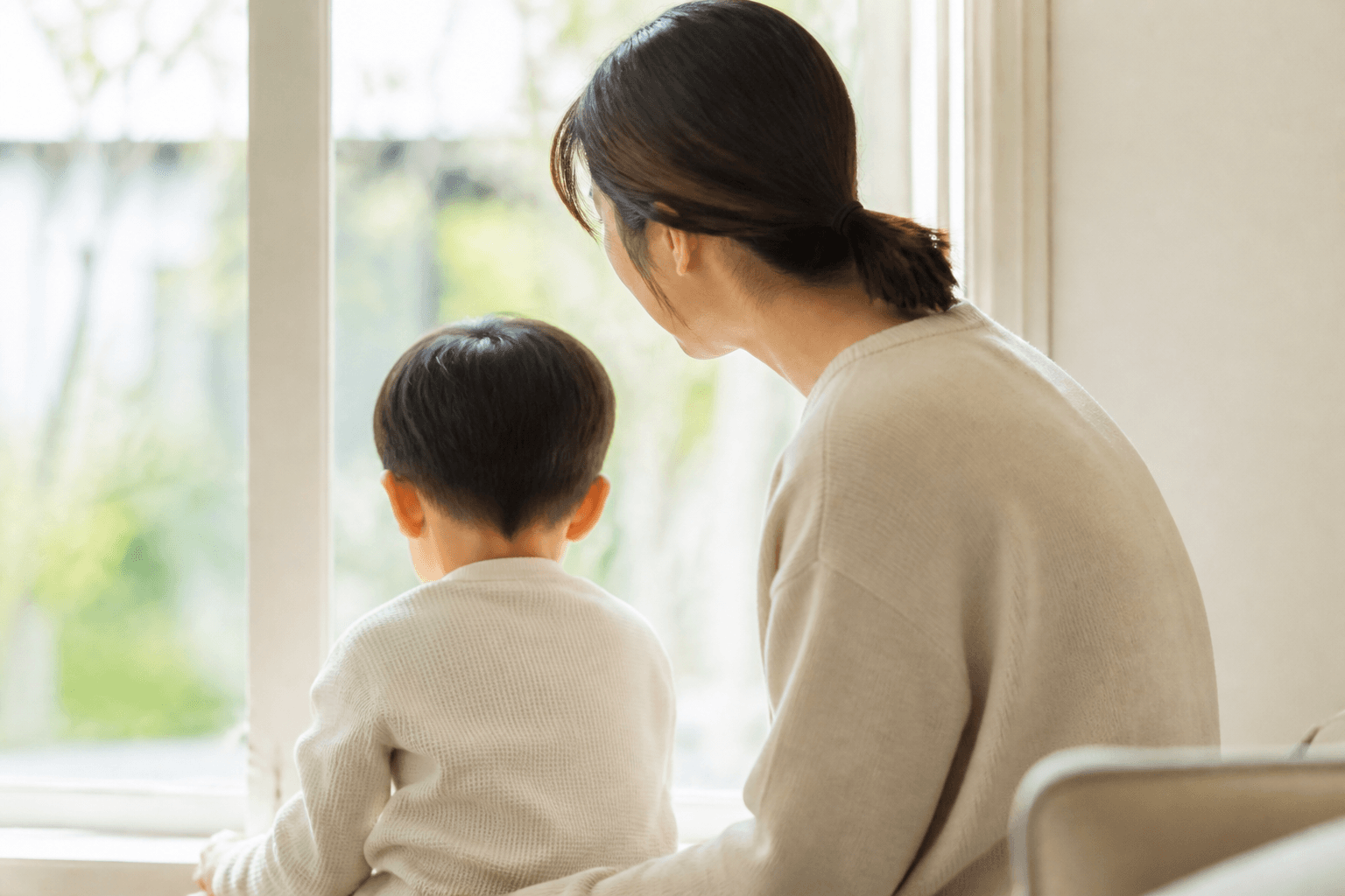窓辺で過ごす親子の様子